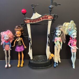 LOT of  4 Monster high dolls, plus circus scaregrounds stand